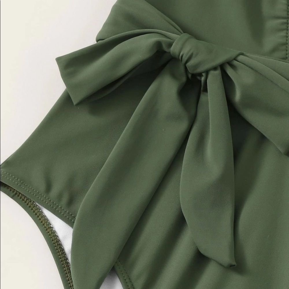 Swimsuit One Piece Plunge Neckline High Leg NWT - Picture 6 of 7